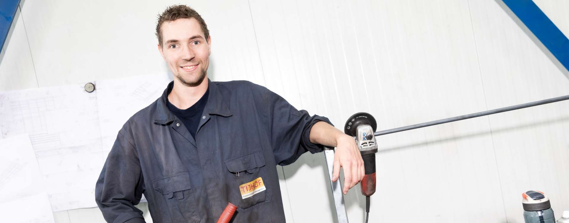 Technisch medewerker in overall werkt aan een industrieel project